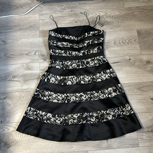 Beautiful Max and Cleo cocktail dress. Excellent condition. Elegant details. - Picture 3 of 6